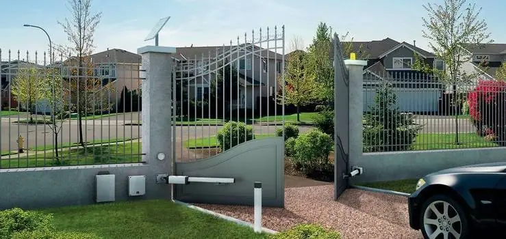 Automatyczna brama dwuskrzydłowa kuta z napędem – Łódź