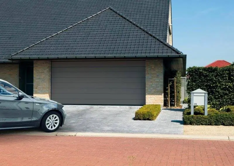 Brama garażowa segmentowa antracyt – montaż Płock