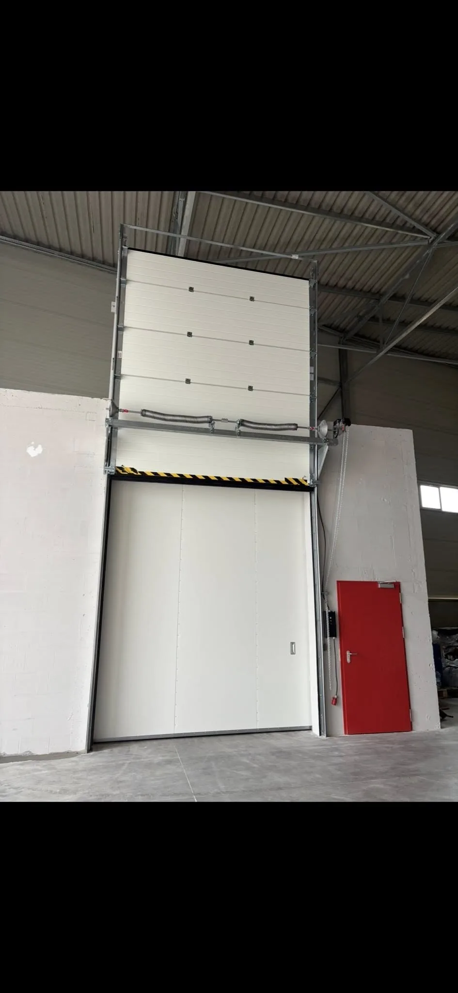 Brama segmentowa przemysłowa montaż w hali – Łódź