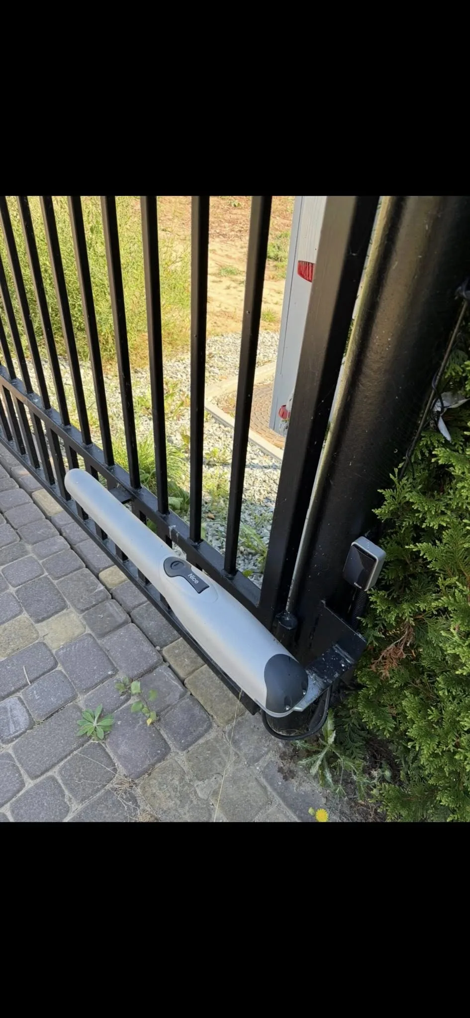 Siłownik NICE bramy dwuskrzydłowej – montaż Płock